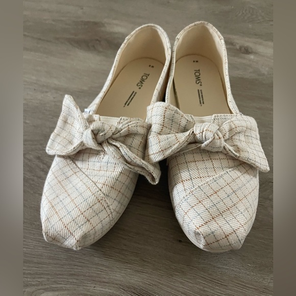 Toms Shoes - TOMS women shoes - size 8 - flats with cream base color and a bow.